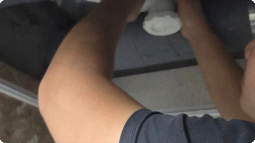 천장 점검구 주변을 확인하는 모습